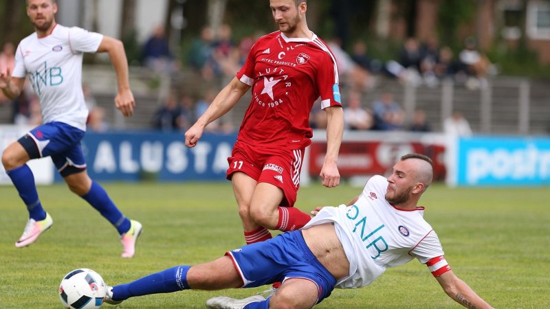 Mads Andersen var involvert i mange tøffe dueller. Her fra en kamp mot Vidar tidligere i år