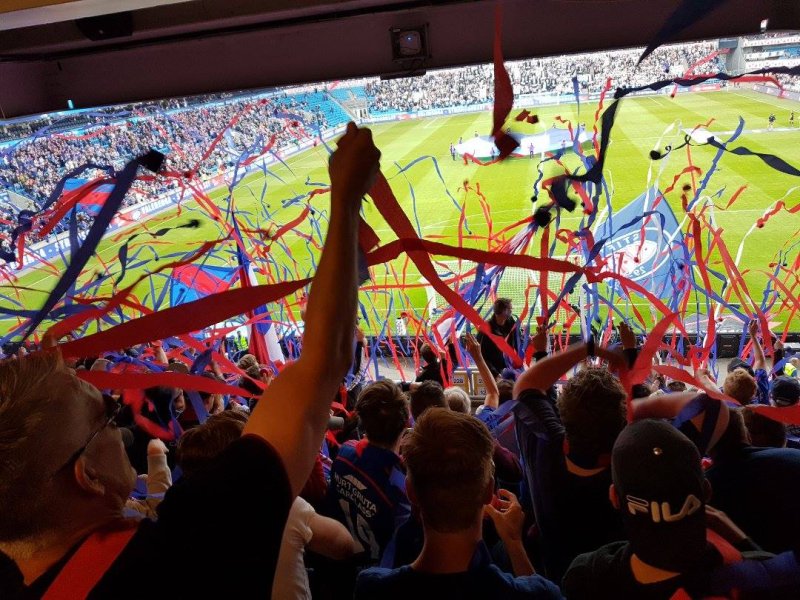 Folksomt på Ullevaal! Slik så det ut på tribunen da spillerne entra gresset før kampstart (Foto: Espen Bjørneseth)