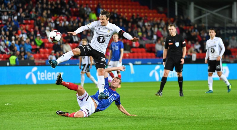 Herman Stengel fikk sjansen fra start og tok godt vare på muligheten. Her er han i duell med RBK-kaptein Mike Jensen (Foto: Digitalsport)