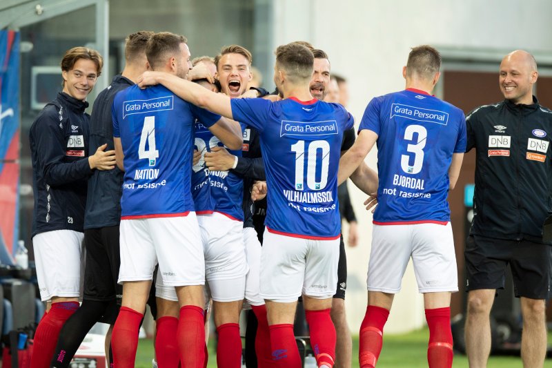 Aron Dønnum omringes av lagkameratene etter å ha sendte Vålerenga i ledelsen (Foto: Audun Braastad / NTB scanpix)
