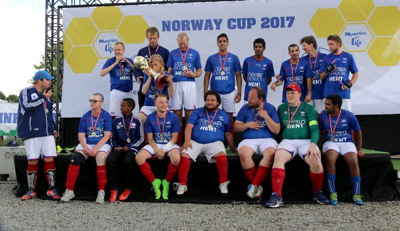 Vålerenga United med "bøtta". Foto: Thomas Brekke Sæteren