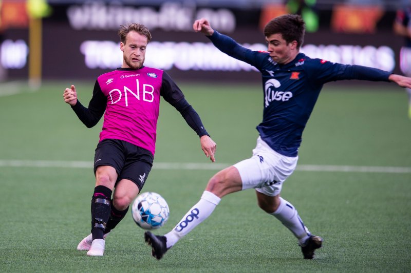 Bård Finne fikk en eventyrlig mulighet til å sende Vålerenga i ledelsen like etter pause, men Austbø vartet opp med en strålende redning (Foto: Carina Johansen / NTB Scanpix)