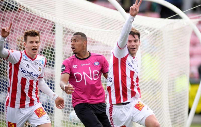Felipe Carvalho ser Simen Wangberg (t.h) sette inn 2-0 til Tromsø (Foto: Rune Stoltz Bertinussen / NTB scanpix)