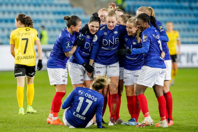 Marie Dølvik Markussen jubler med lagvenninner etter 0-2-målet under cupfinalen på Ullevaal Stadion i Oslo (Foto: Terje Bendiksby / NTB)