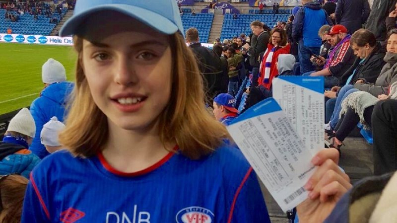 Blid og fornøyd etter å ha vunnet to billetter til kampen mellom Vålerenga og Viking (Foto: Privat)