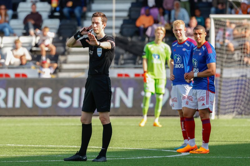 Dommer Sivert Øksnes Amland venter på VAR avgjørelsen fra VAR-rommet (Foto: Tor Erik Schrøder / NTB)