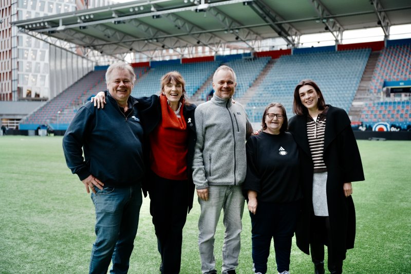 Gjengen i Alfa Olis sammen med Gatelagets mor, Jane (Foto: Vålerenga)