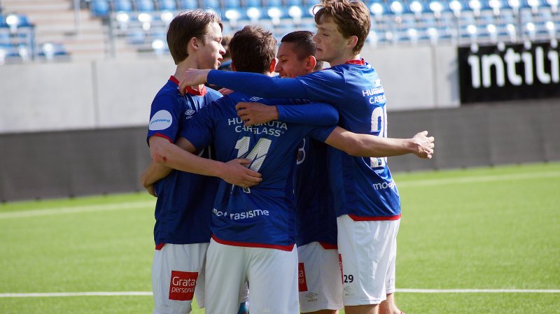 Juniorlaget jubla for 1-0-scoringa til Sander Werni etter pause, men det holdt ikke helt inn (Foto: Kenneth Berger)